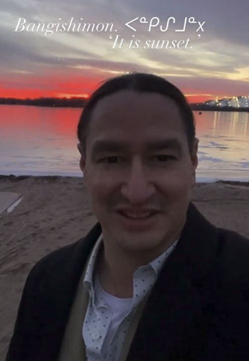 Une capture d&rsquo;écran d&rsquo;une des vidéos de James sur TikTok où il enseigne à son audience comment dire <em>bangishimon</em> (c&rsquo;est le coucher du soleil) en ojibwé/anishinaabemowin.